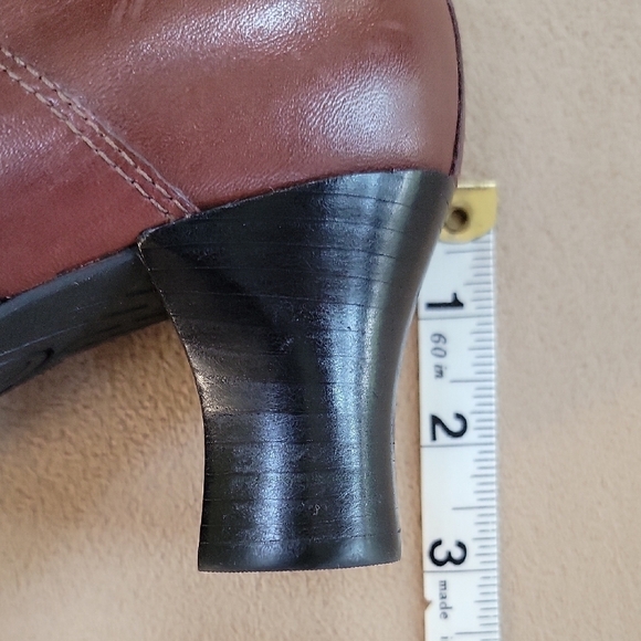 Clarks Brown Leather Ankle Boots With Buckle Size 6.5 EUC - Picture 4 of 9